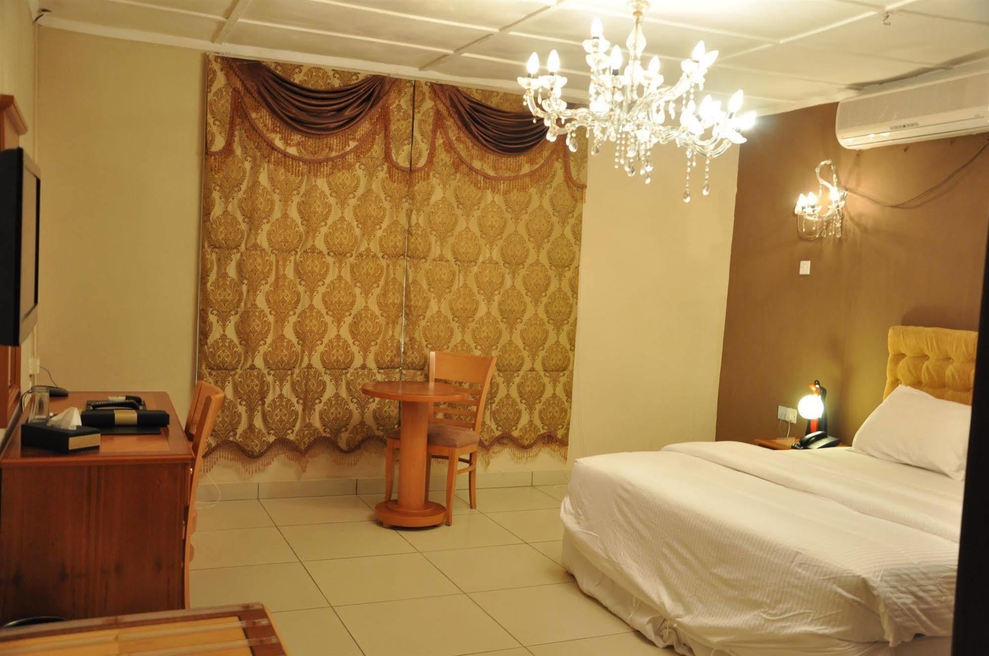 The Country Lodge Hotel Freetown Ngoại thất bức ảnh