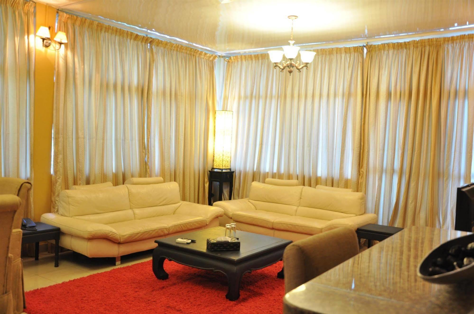 The Country Lodge Hotel Freetown Ngoại thất bức ảnh
