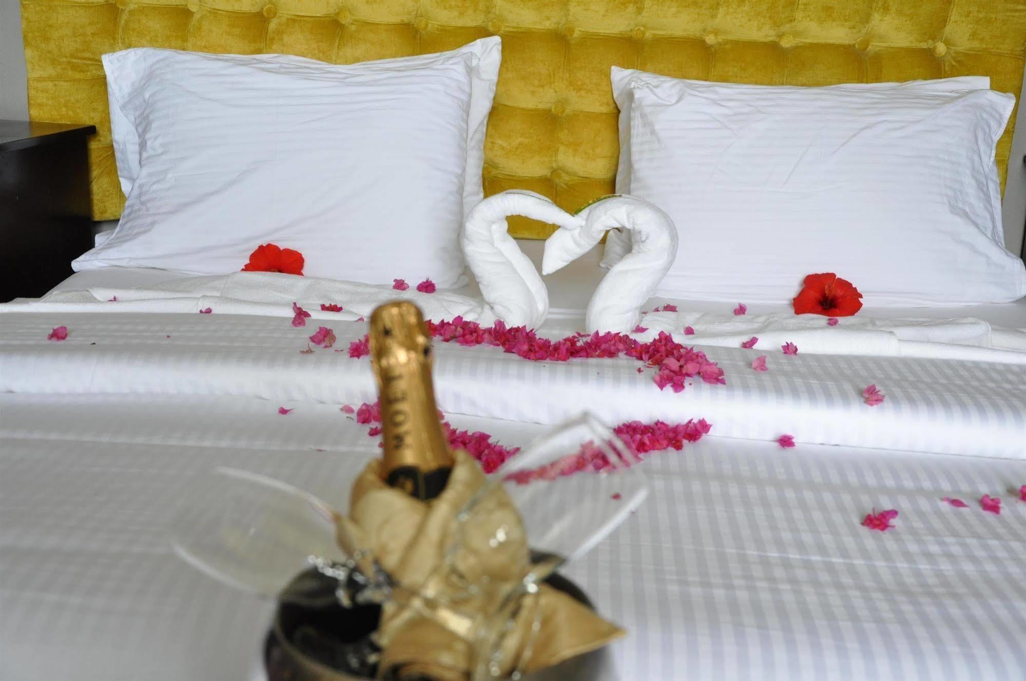 The Country Lodge Hotel Freetown Ngoại thất bức ảnh